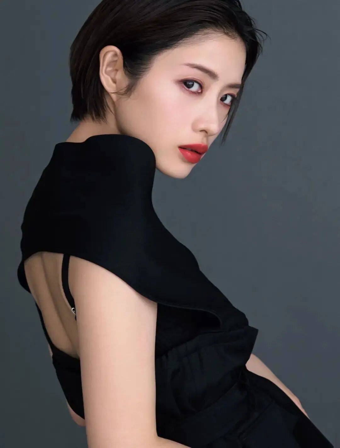 石原里美3年生2娃复出当女主播！38岁她美若惊艳少女
