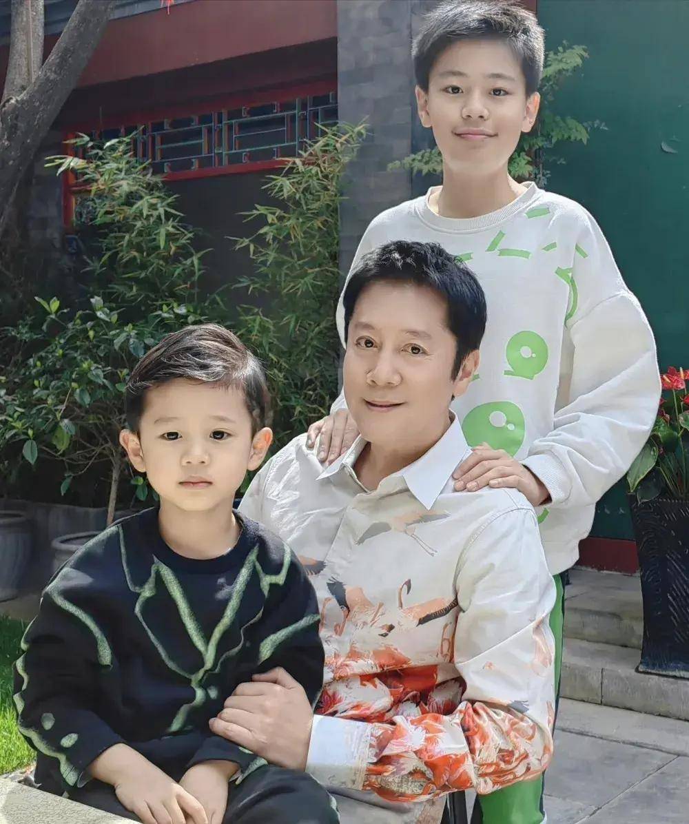 蔡国庆儿子全科免考毕业！身高猛长高颜值似妈，与亲弟共用一张脸