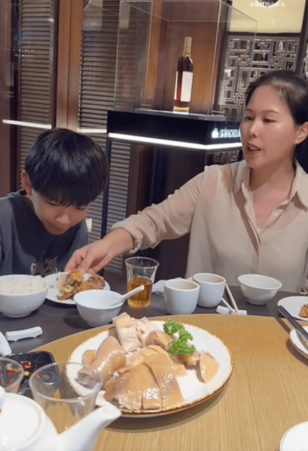汪小菲返台带马筱梅和岳父母聚餐，消费2300元，箖箖露正脸像大S
