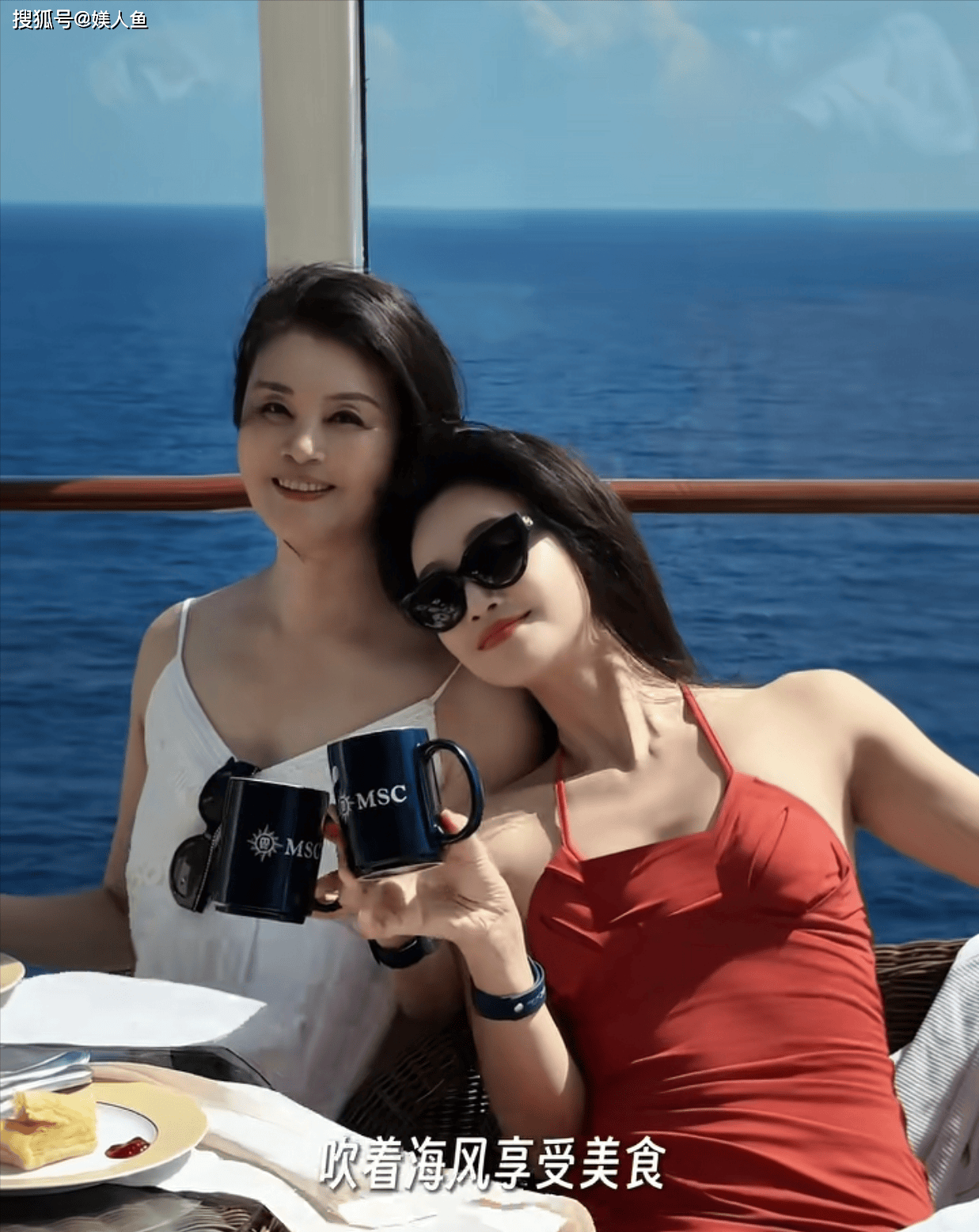 35岁蓝盈莹和妈妈同框似闺蜜，60岁妈妈年轻漂亮，二婚嫁亿万富豪