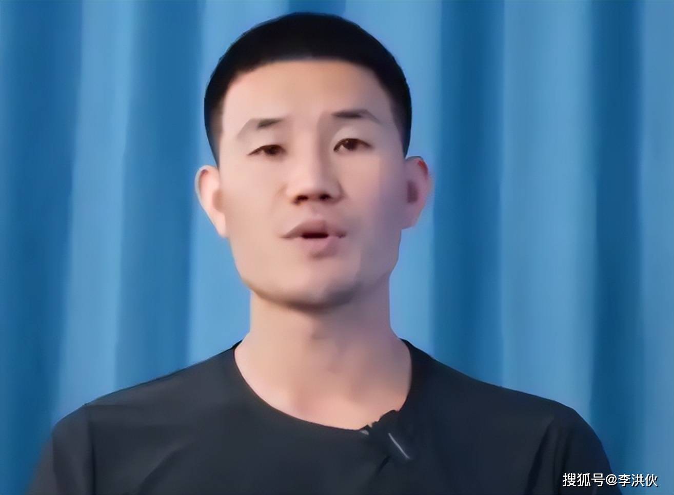 嘎子哥又出事了！警服风波后又被曝欠债千万被限高，这回真要凉了