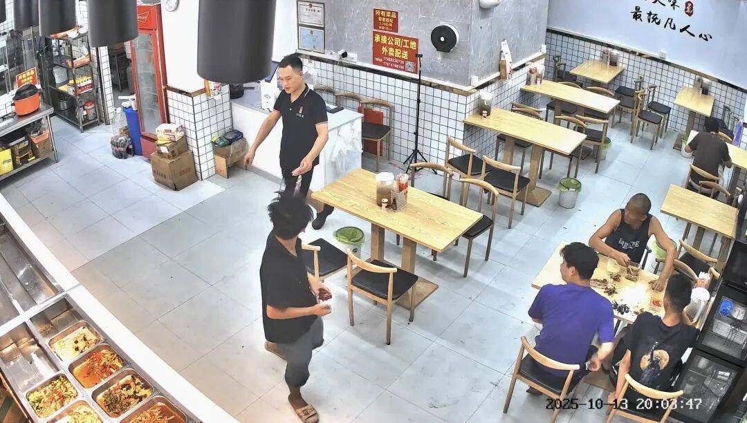 饭店老板追出店外执意还钱，那个曾蓬头垢面的小伙摆手骑车离去