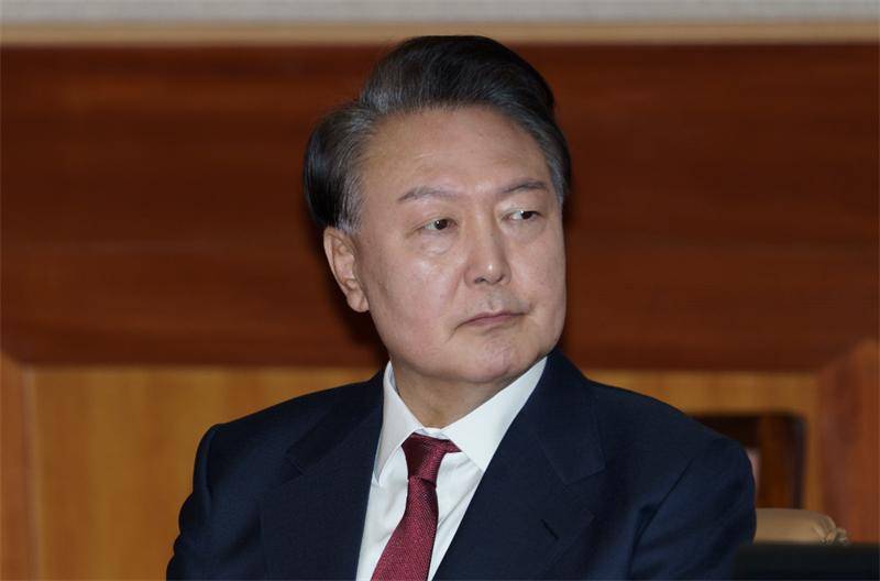 尹锡悦8个半小时，一个字都不交代！他心里很清楚，一旦开口后果比戒严罪更严重