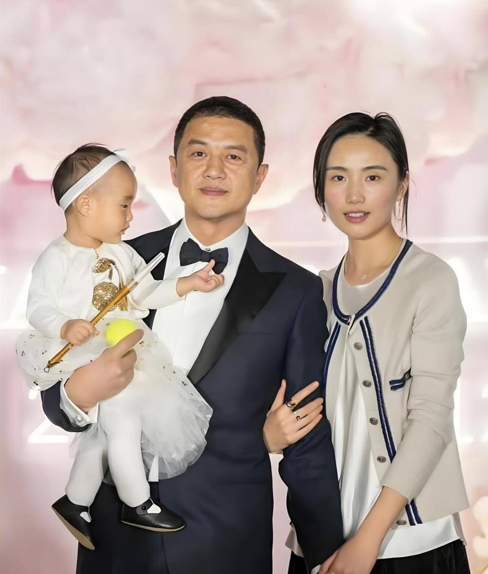 不怪李亚鹏破产，别人直播卖几块钱零食，他直播上架300万6吨沱茶