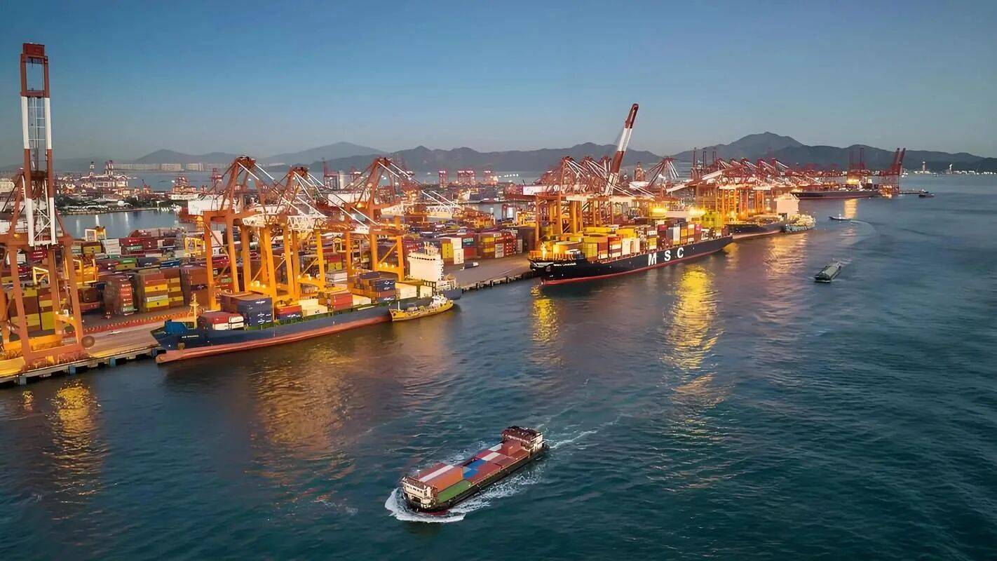 不提100%关税了？特朗普态度缓和，称在帮助中国，两个原因逃不过