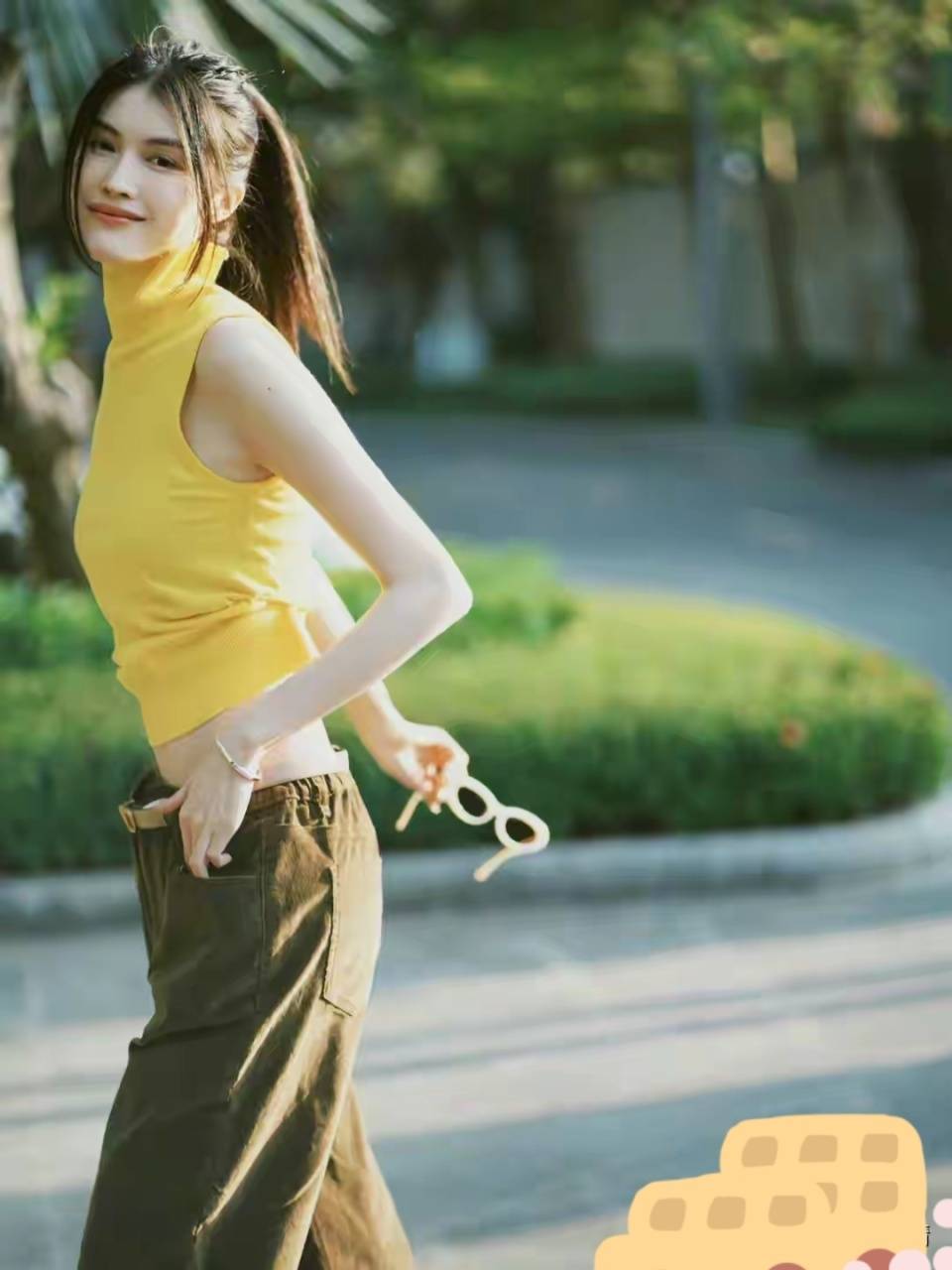 演员陈伟霆官宣与模特何穗结婚生子，并配文“爸爸、妈妈还有他”