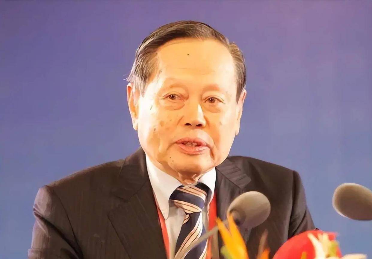 原创             103岁杨振宁去世，8月份露面已有征兆，自曝头晕供血不足！