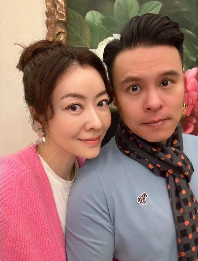 熊黛林和婆家人旅游，百亿婆婆同框出镜，大姑姐郭可盈很漂亮