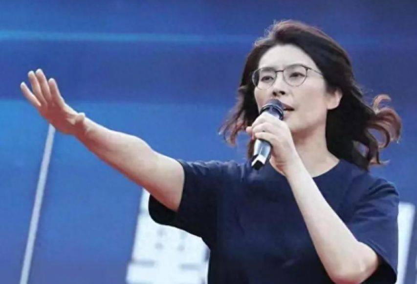 到底支持谁当党主席？最后关头，当着郑丽文的面，洪秀柱说出了自己的答案，信号不简单