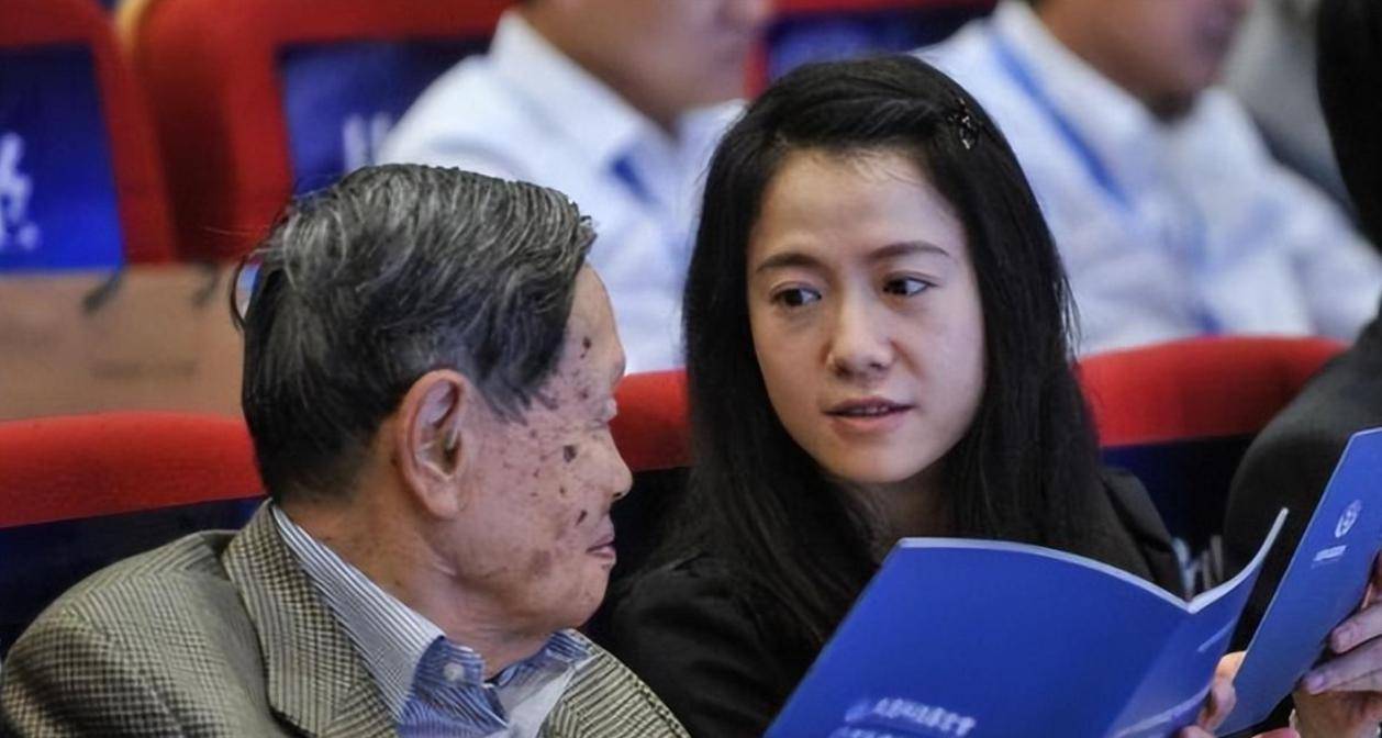 原创             没想到，杨振宁去世后，49岁妻子翁帆，竟因一个动作实现口碑暴涨