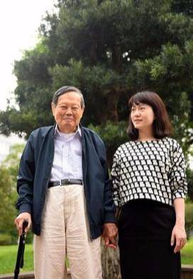 原创             没想到，杨振宁去世后，49岁妻子翁帆，竟因一个动作实现口碑暴涨