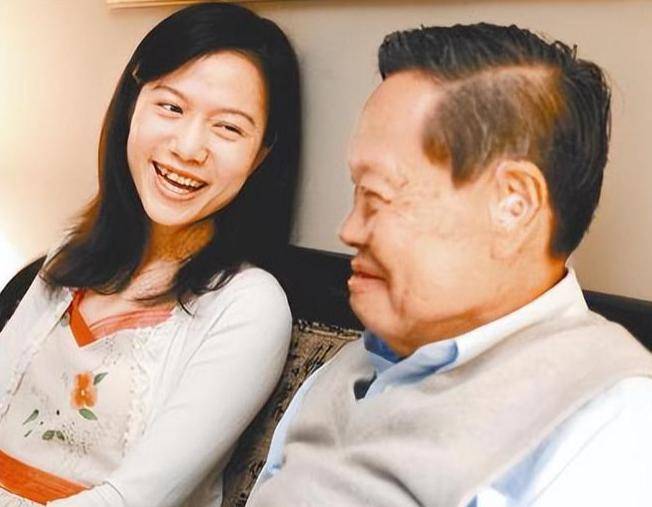 原创             没想到，杨振宁去世后，49岁妻子翁帆，竟因一个动作实现口碑暴涨