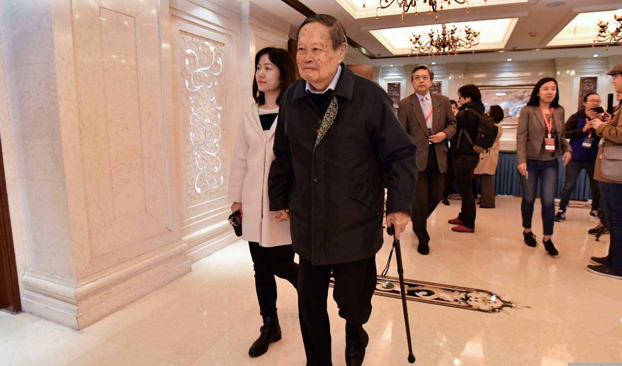 原创             没想到，杨振宁去世后，49岁妻子翁帆，竟因一个动作实现口碑暴涨
