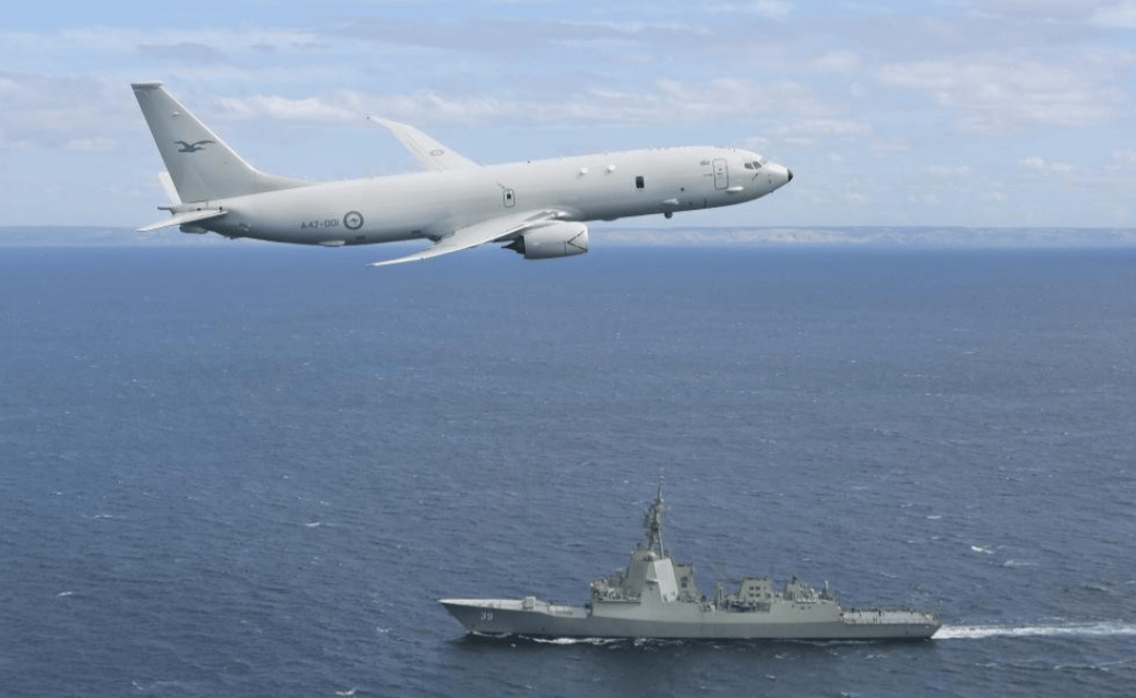 锁定美F22双机，投弹驱离澳P8A，印媒：中国空军创新战法超出预料