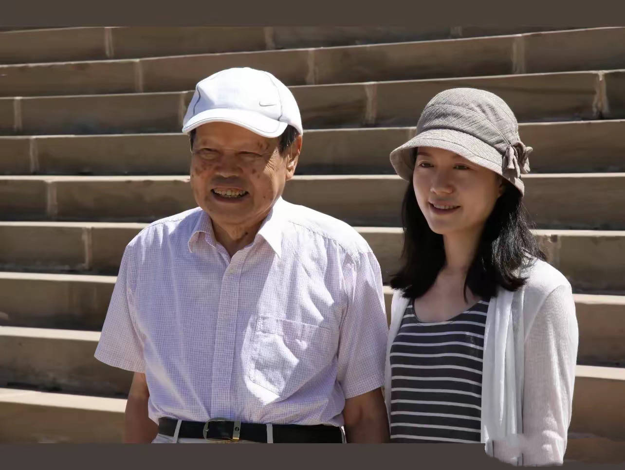翁帆现身杨振宁葬礼，穿黑衣戴白花哭肿眼睛，站首位陪孩子们回礼