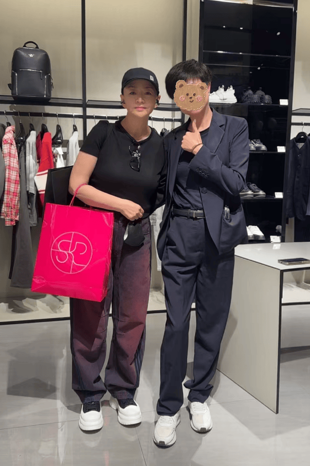 64岁宋丹丹逛奢侈品店,退休多年巨星风采不减,三位店员围着合影