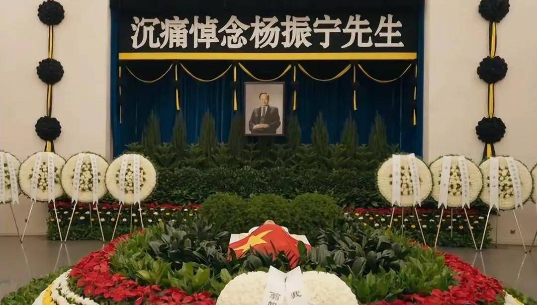 送别杨振宁!杨振汉现身八宝山回忆兄长,透露其晚年一大遗憾