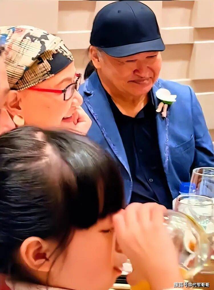 33岁刘欢女儿大婚！染红发纹身很漂亮，父母落泪不舍女儿出嫁