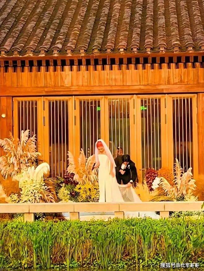 33岁刘欢女儿大婚！染红发纹身很漂亮，父母落泪不舍女儿出嫁