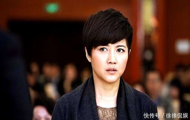 52岁影后颜丙燕正式官宣恋情，自曝情迷小20岁男友，两人曾被误认为母子