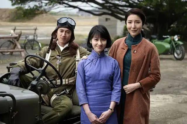 当两个女明星,在颁奖典礼接吻