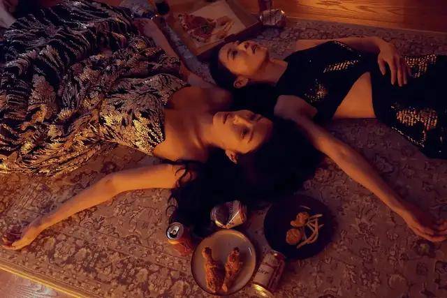 当两个女明星,在颁奖典礼接吻