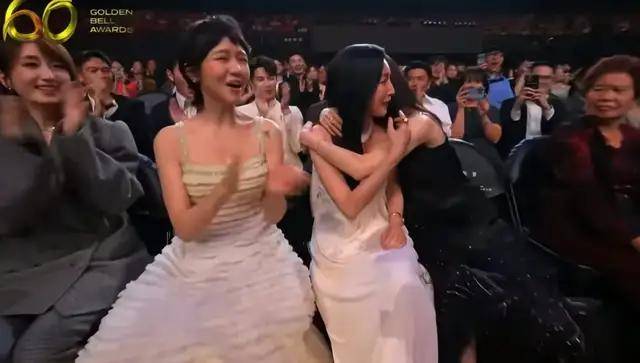 当两个女明星,在颁奖典礼接吻