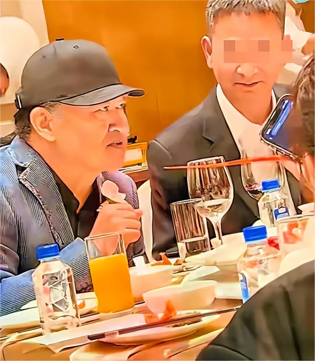 刘欢近况曝光:患不死癌症,带病参加女儿婚礼,满桌茅台太显眼