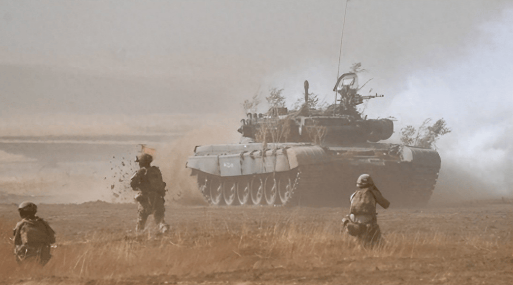 解放军打头阵，10国军队齐聚奔赴伊朗，哈梅内伊终于等到“救星”