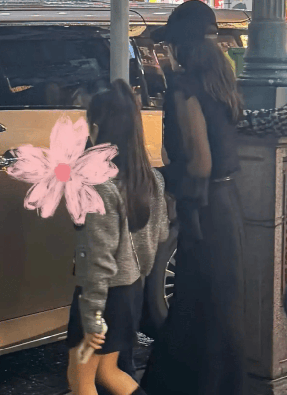 章子怡日本现身,透视上衣搭配高腰阔腿裤,一双儿女太可爱!