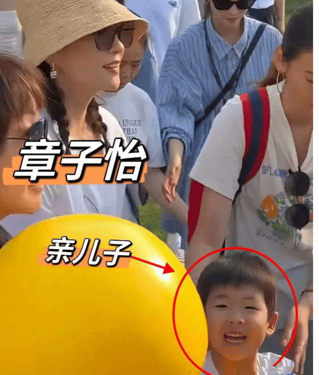 章子怡日本现身,透视上衣搭配高腰阔腿裤,一双儿女太可爱!