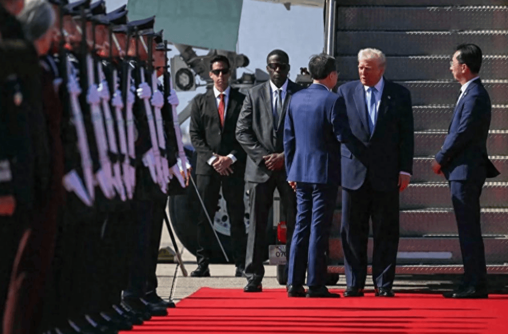 特朗普抵达韩国,刚一走下飞机,就给了李在明一个下马威?