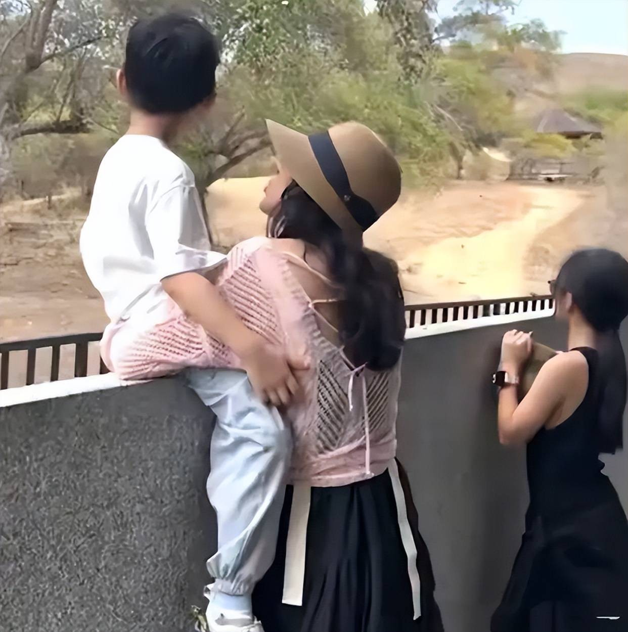 章子怡日本现身,透视上衣搭配高腰阔腿裤,一双儿女太可爱!