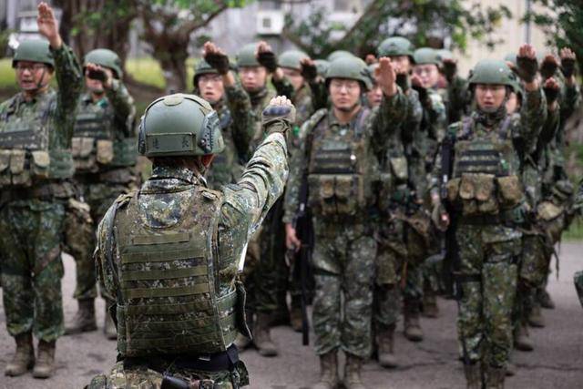 24小时内，大陆传两侧信号，轰-6K赴台海后，岛内进行空军演习