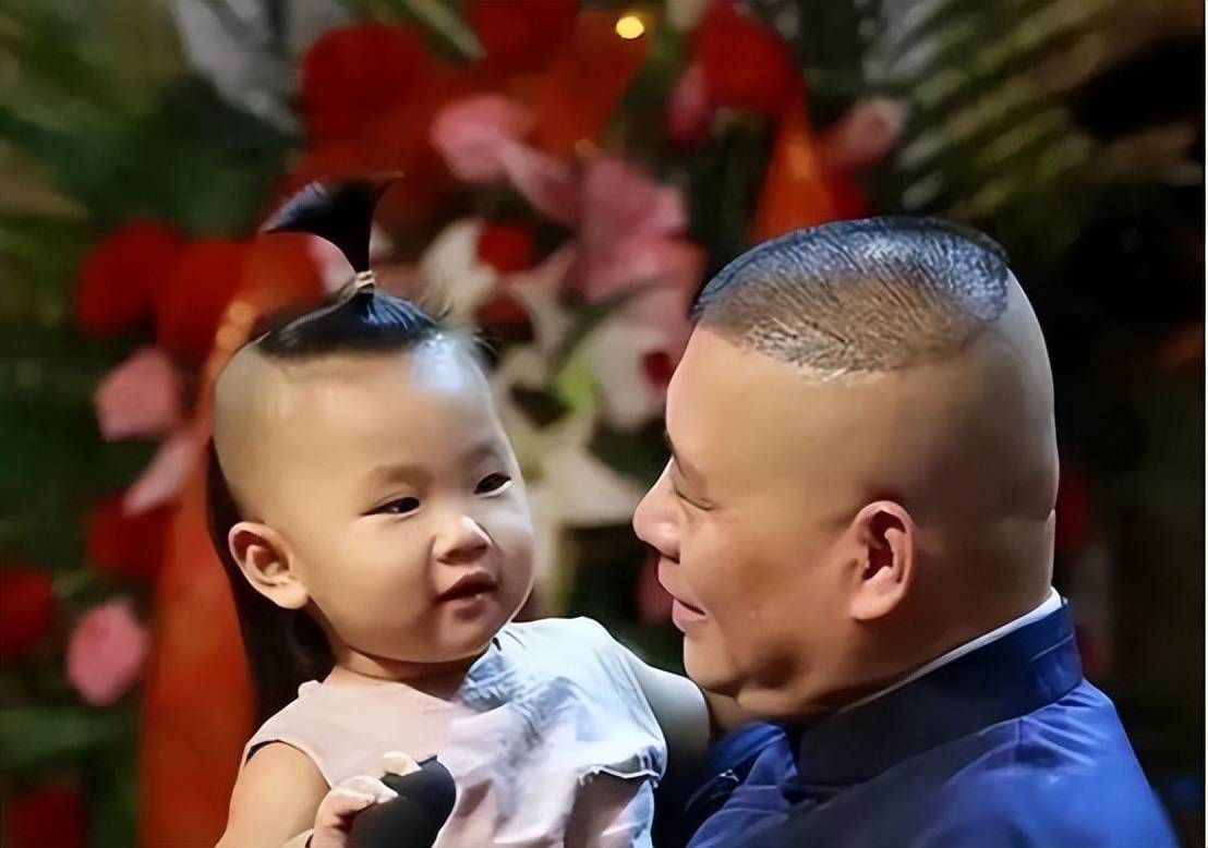 郭德纲带妻儿澳洲度假,10岁郭汾阳穿花裤扎耳洞,不见郭麒麟身影