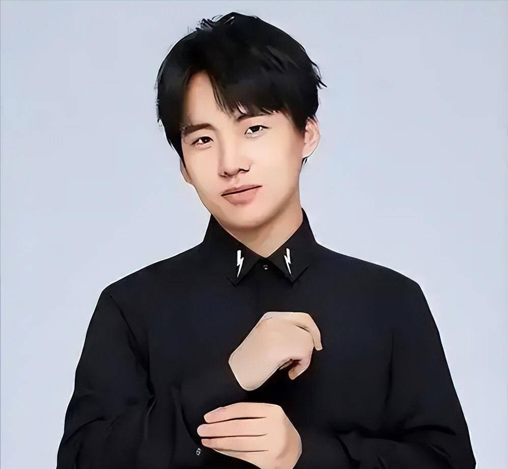 郭德纲带妻儿澳洲度假,10岁郭汾阳穿花裤扎耳洞,不见郭麒麟身影