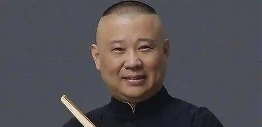 郭德纲带妻儿澳洲度假,10岁郭汾阳穿花裤扎耳洞,不见郭麒麟身影