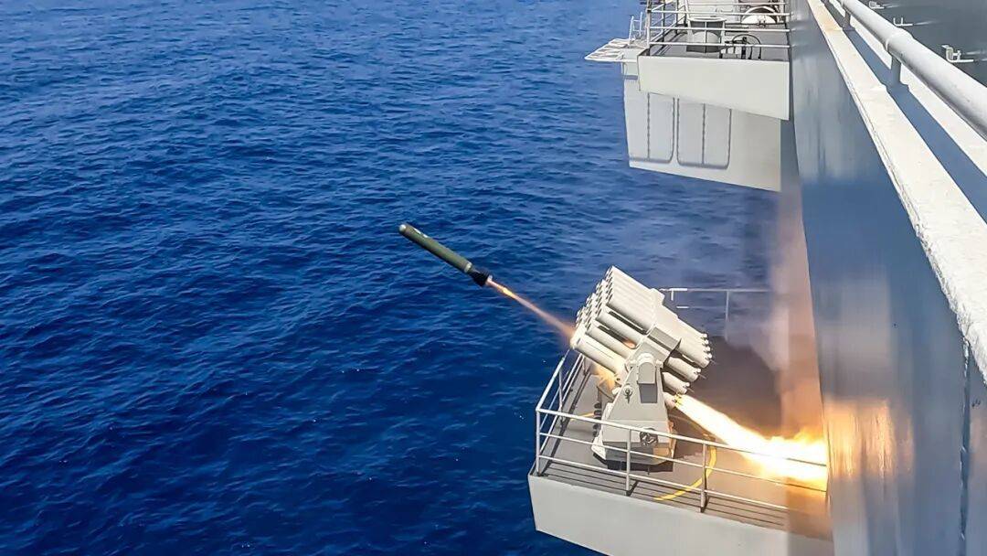 敢越界就打！解放军在南海整出大动静，给日菲上了一堂活课