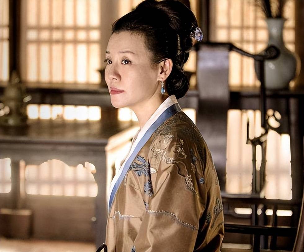 身价过亿豪门阔太，年过40被导演拉来救场，现在却意外爆红