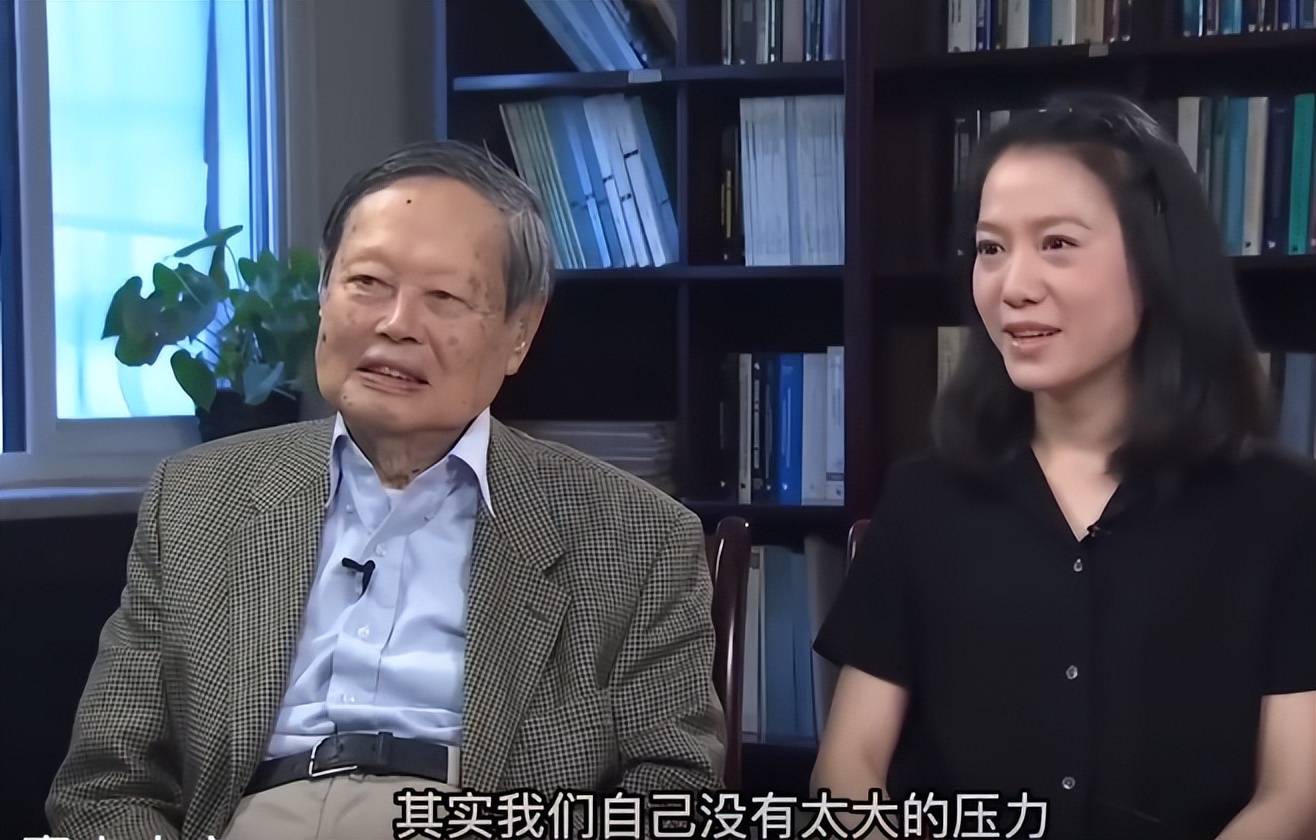 翁帆最新近况：穿35块的帆布鞋，带34箱手稿搬离旧居