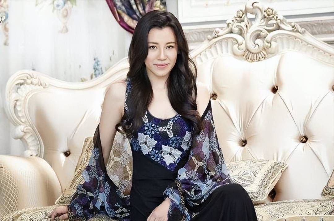 身价过亿豪门阔太，年过40被导演拉来救场，现在却意外爆红