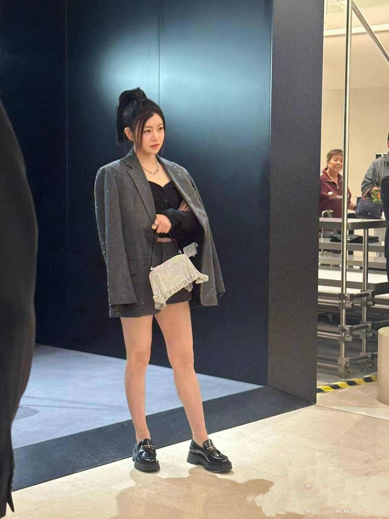 42岁陈妍希亮相活动，亮片西装配超短裤又美又飒，看着像二十出头