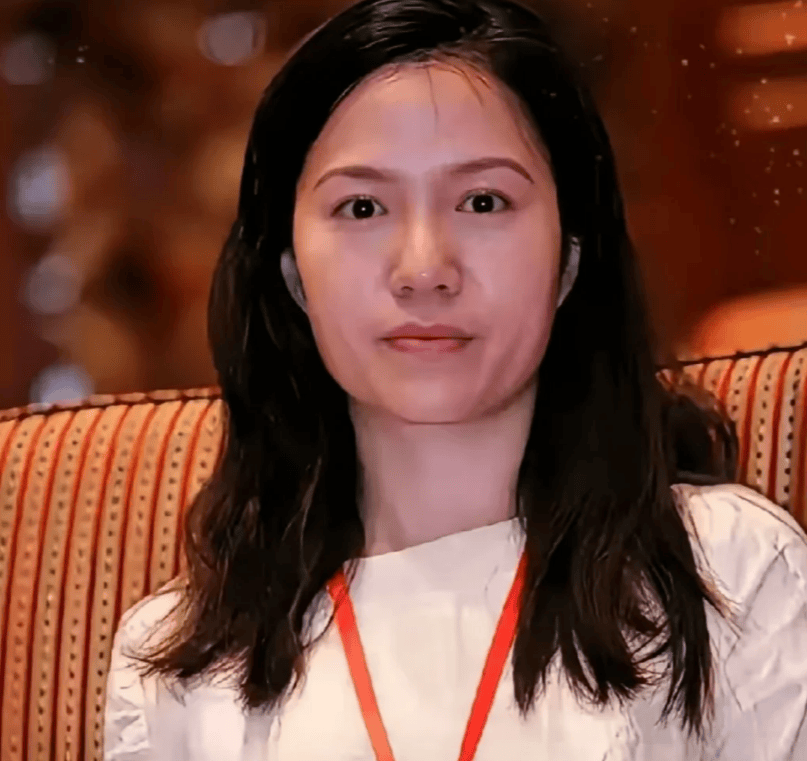 翁帆最新近况：穿35块的帆布鞋，带34箱手稿搬离旧居