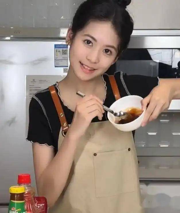 翁虹16岁女儿准备出道，酷爱做美食，遗传了妈妈的高颜值