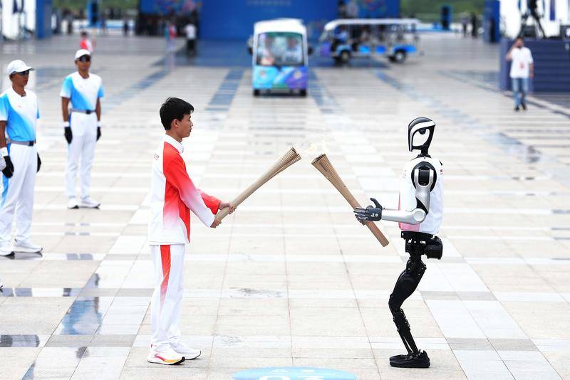 三地联动四城同传 全运会历史首次跨境火炬传递举行