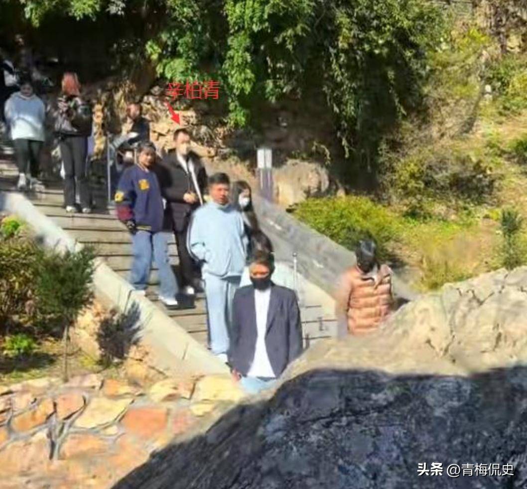 辛柏青带17岁女儿寺庙祈福！父女俩一直牵着手，李乃文也陪在身边