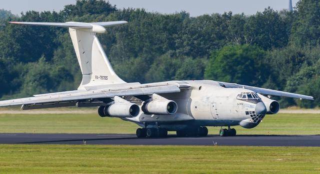 刚向中俄伊求援，俄罗斯就勇猛出击，紧急援助委内瑞拉！伊尔-76运输机连夜抵达