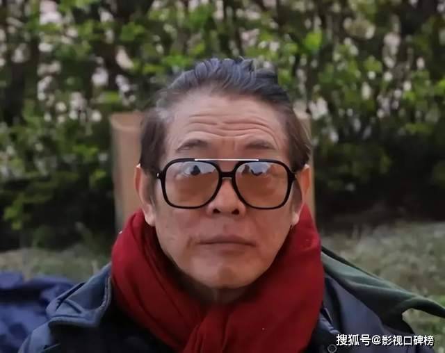 李连杰亲自下场辟谣，泳池脱衣露出光洁胸口，直言：别拿逝者炒作