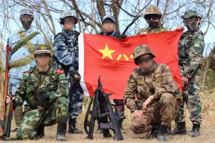 近日!日本军迷穿中国军服唱《歌唱祖国》?是驻日本部队吗?