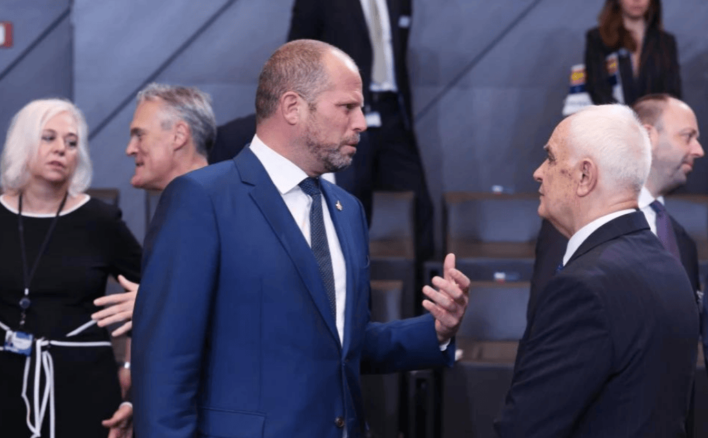 数十发核弹被锁定,豪言抹掉莫斯科的比利时,无奈承认守不住一座基地